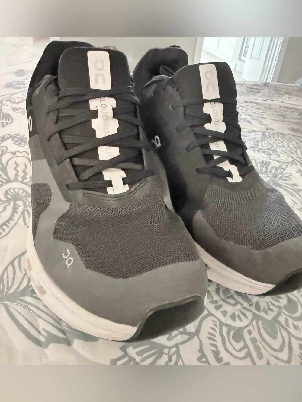 Excellent Condition! Men’s On Cloudrunner 2-Size 11